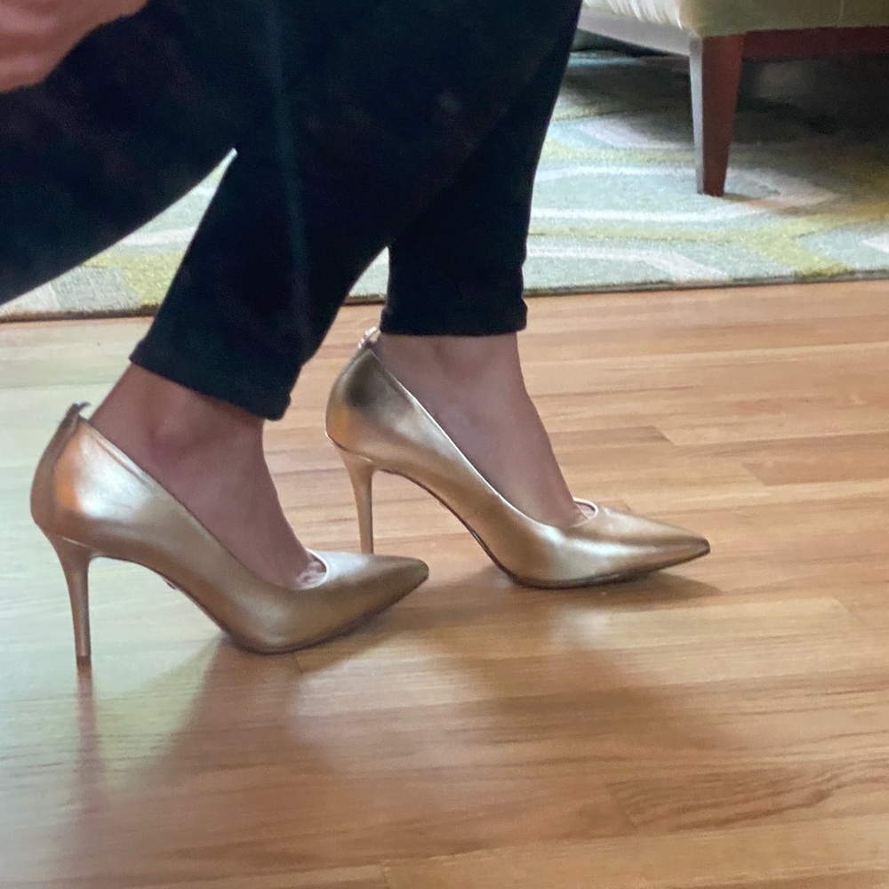 Coach leather pumps in Champagne Metallic leather, leather sole.